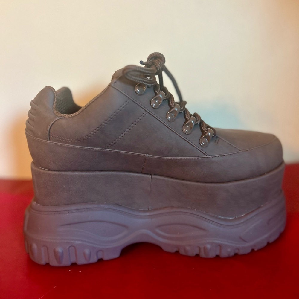 POSTER GIRL Platform Sneakers